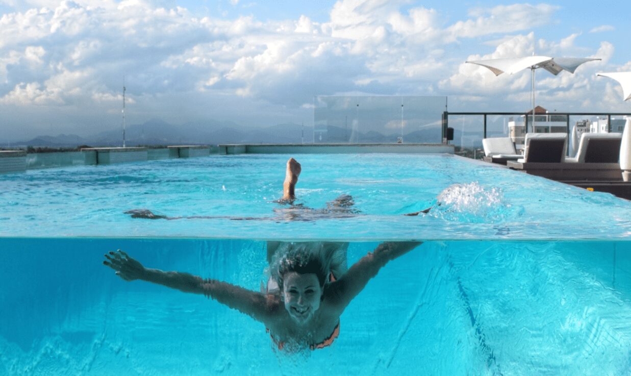 Piscina com parede de vidro