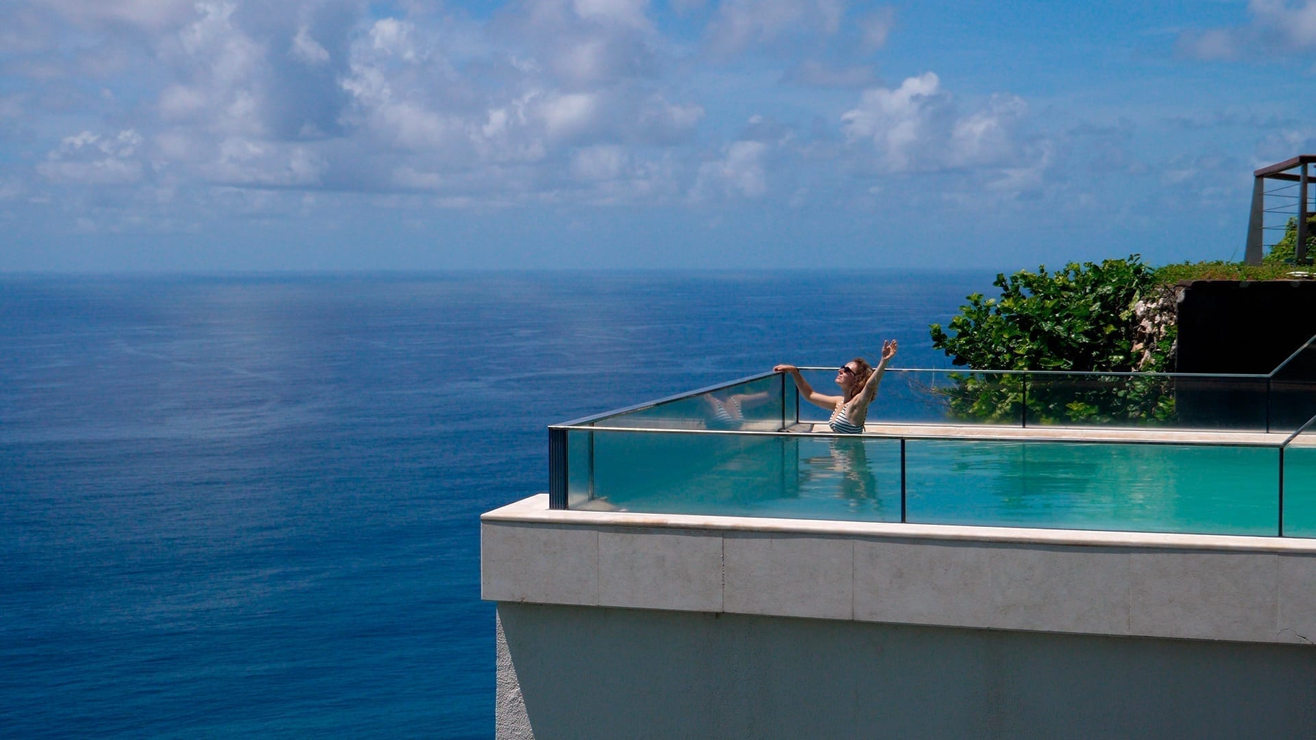 Piscina com borda infinita de vidro