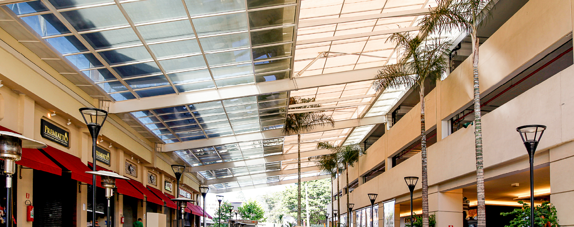 Ambiente com grandes janelas de vidro e entrada de luz natural.